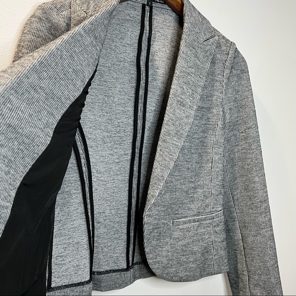 Amanda and Chelsea Blazer, Size Small - Picture 3 of 7